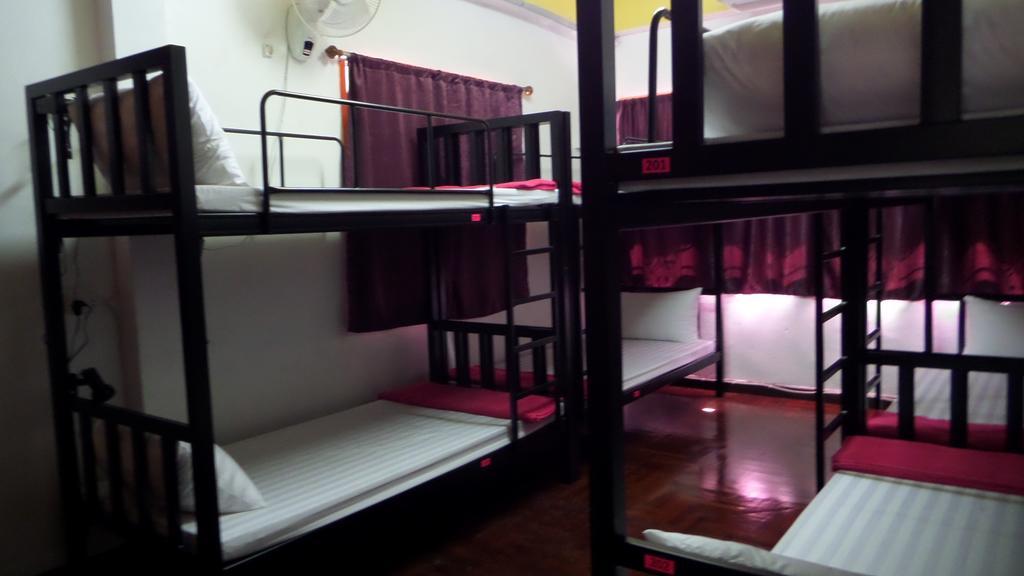 Home Hug Hostel (Adults Only) Банкок Екстериор снимка