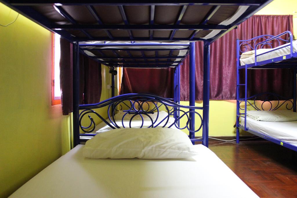 Home Hug Hostel (Adults Only) Банкок Екстериор снимка