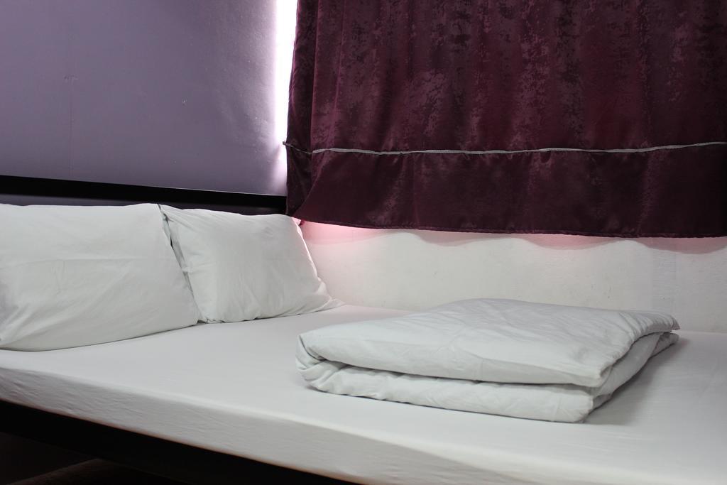 Home Hug Hostel (Adults Only) Банкок Екстериор снимка